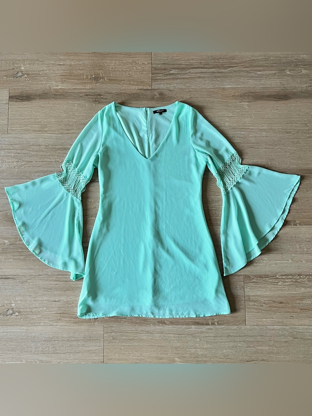 Suede Apparel Women’s Mint Chiffon Bell Sleeve Dress Size Small